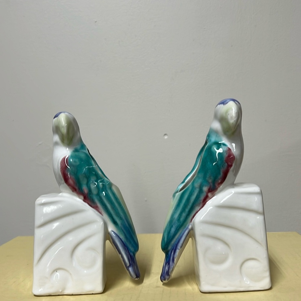 2 parrot planter